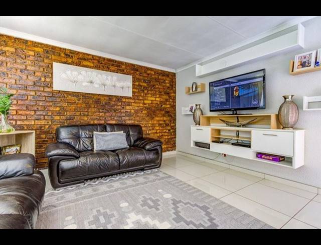 3 BEDROOM HOUSE FOR SALE IN VAN RIEBEECK PARK